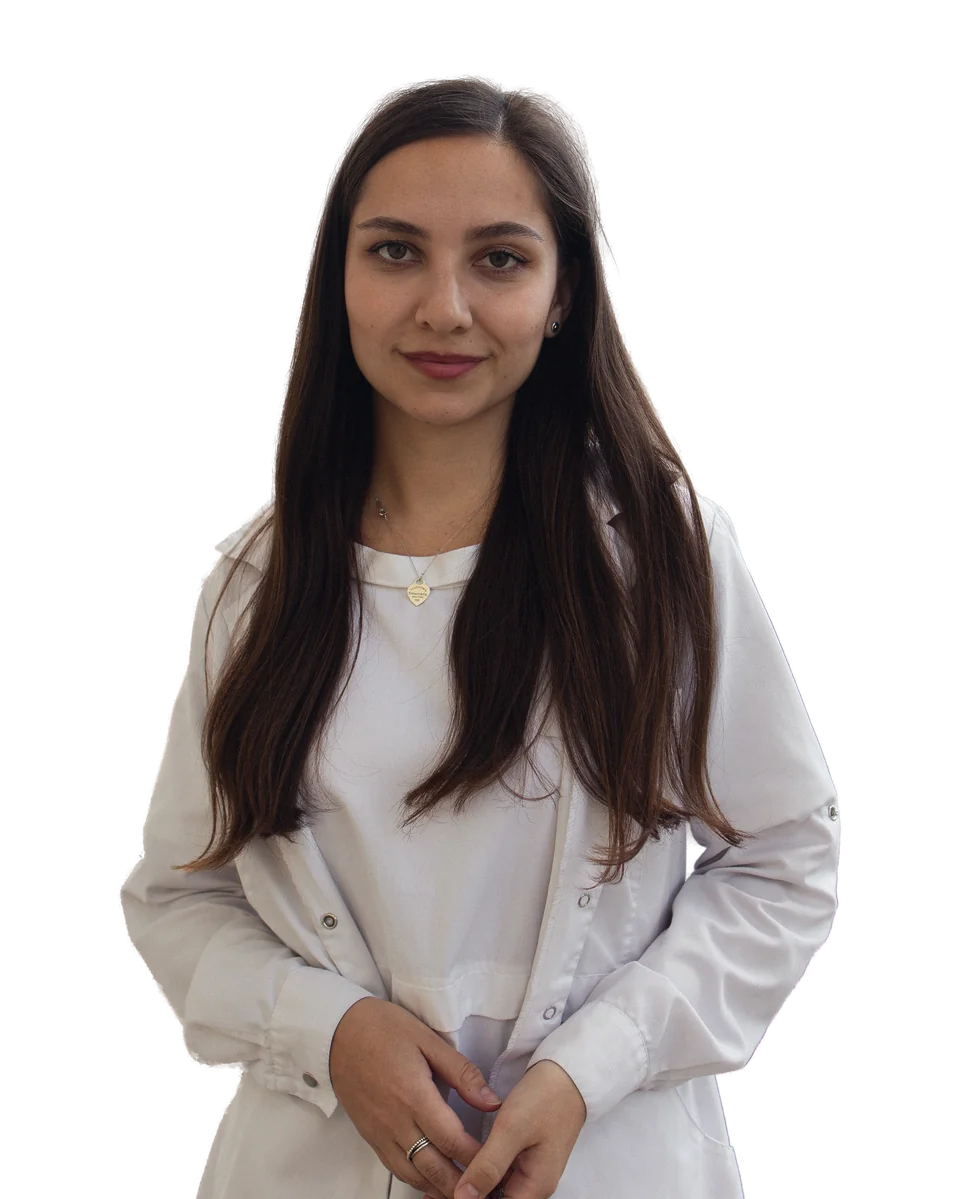 Камила Хамитова, врач-гастроэнтеролог, в белом халате